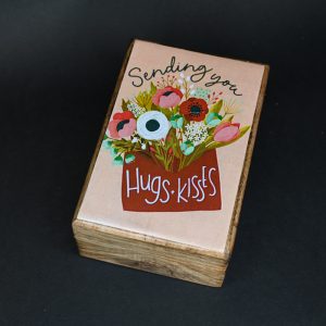 ξύλινο κουτί χειροποίητο με ντεκουπάζ hugs and kisses